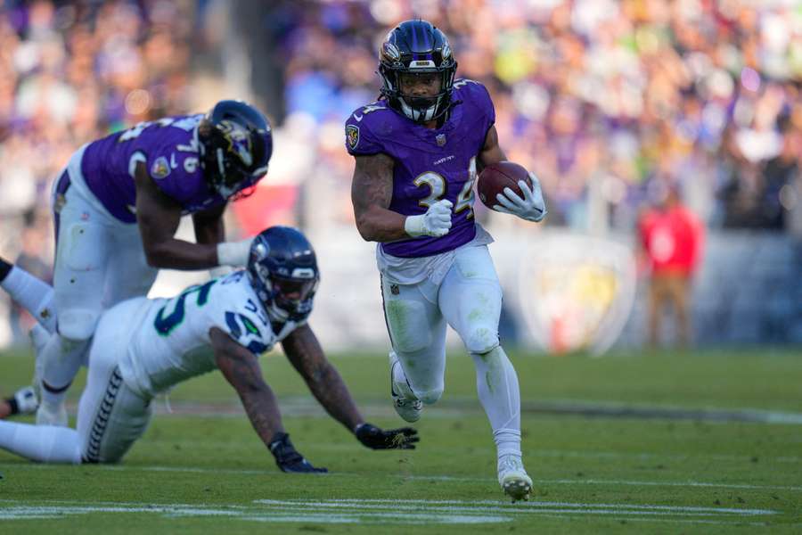 Il running back dei Baltimore Ravens Keaton Mitchell corre per un touchdown contro i Seattle Seahawks