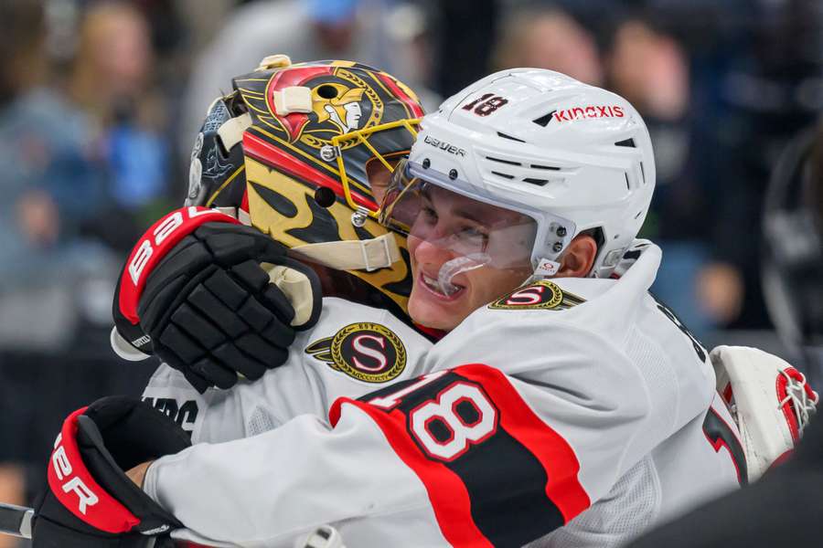 Tim Stützle (r.) mischt die NHL auf.