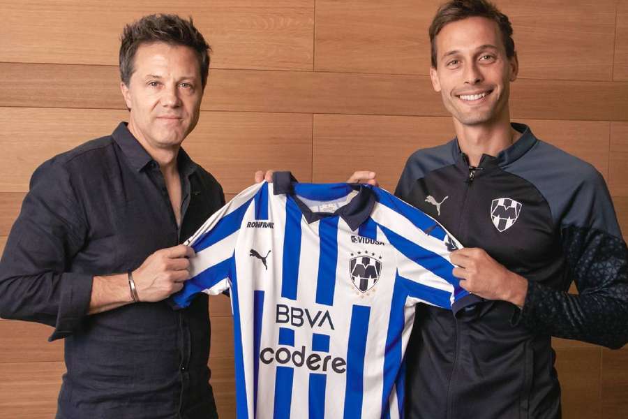 Sergio Canales recebe a camisa do Monterrey após confirmação do acordo com o Betis