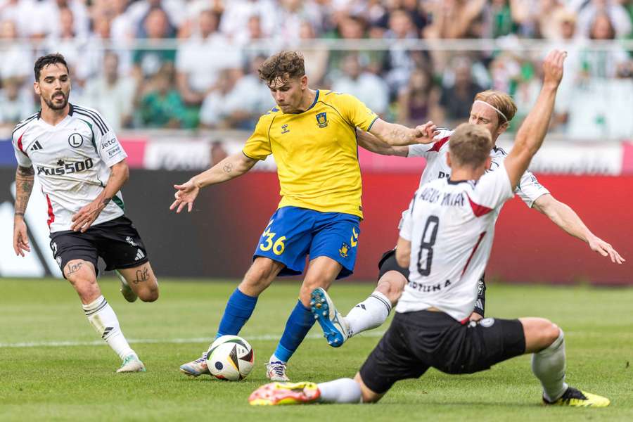 Mathias Kvistgaarden omgivet af modstandere i kampen mod Legia Warszawa