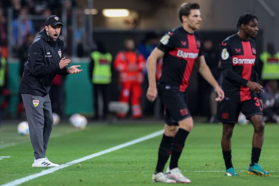 VfB-Trainer Sebastian Hoeneß (l.) gegen Bayer 04 Leverkusen.
