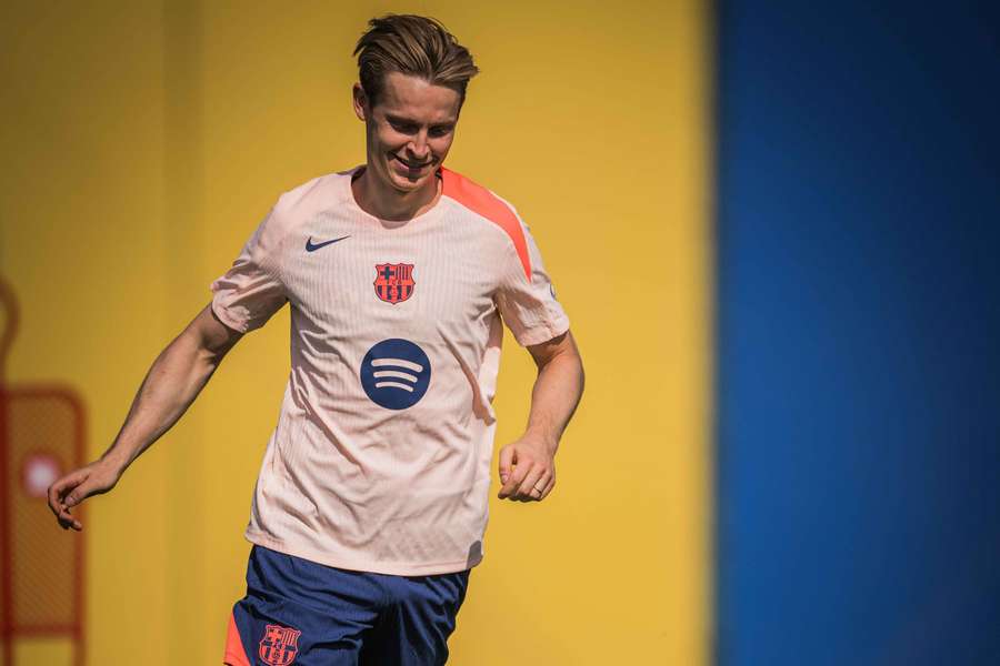Frenkie De Jong, sonriendo durante un entrenamiento
