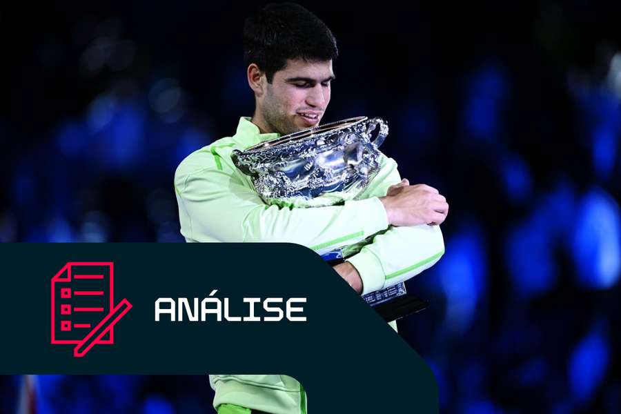 Alcaraz com o troféu de vencedor do Australian Open. Alcaraz com o troféu de vencedor do Australian Open.