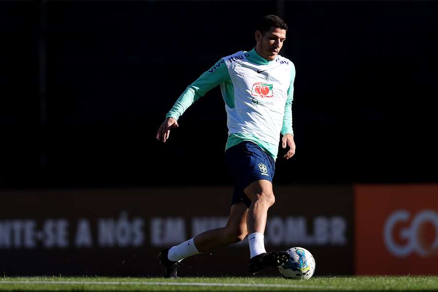 Nino sofreu entorse no joelho em treino da Seleção