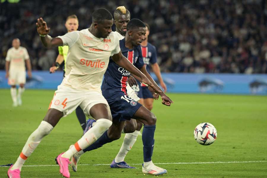 Dembélé trata de superar a un rival.