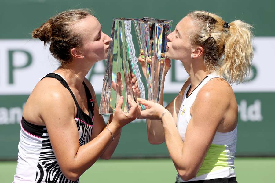 Krejciková e Siniaková beijam o troféu do WTA 1000 de Indian Wells