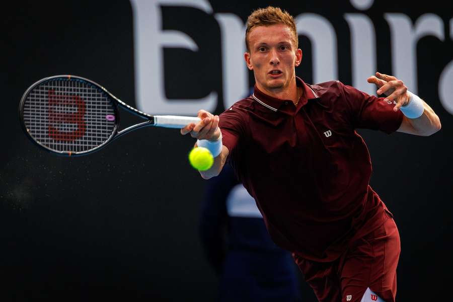 Jiří Lehečka v Dauhá začal výhrou nad Jensonem Brooksbym.