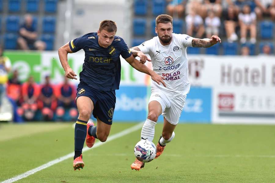 Marek Havlík v souboji s Erikem Ringem z AIK.