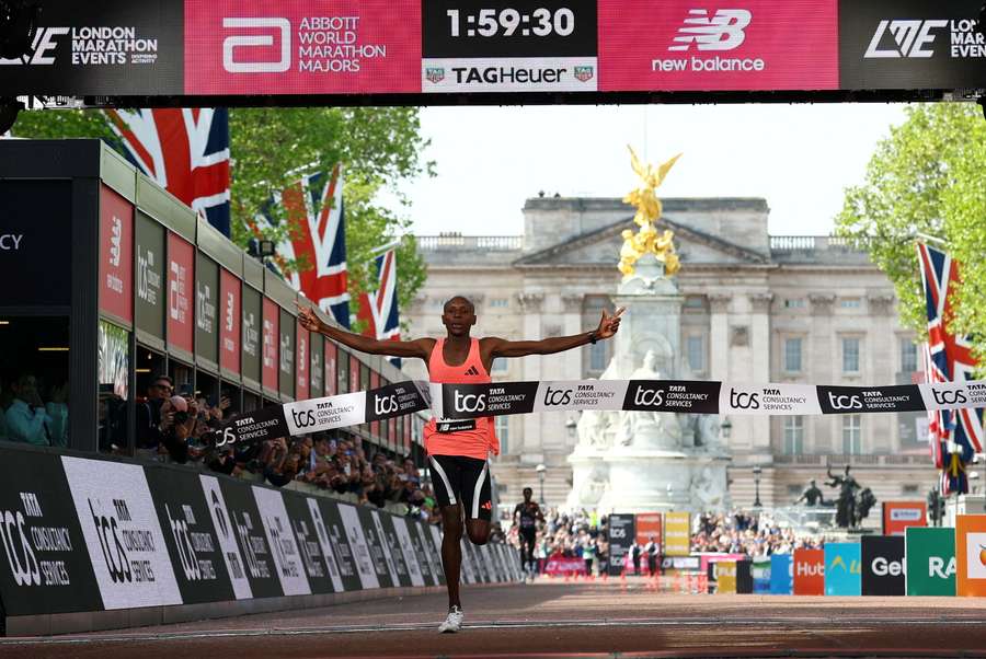 Sabastian Sawe crosses the finish line