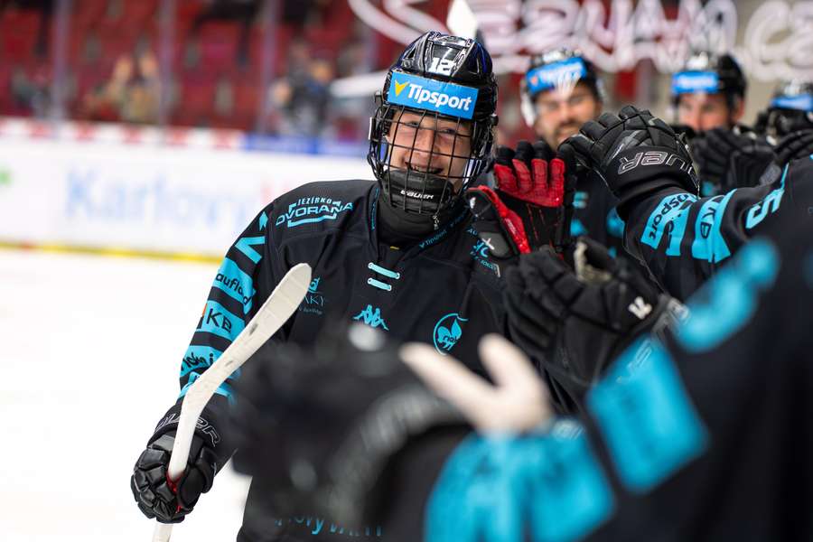 Petr Tomek bude ještě nějaký čas hrát extraligu s košíkem na masce.