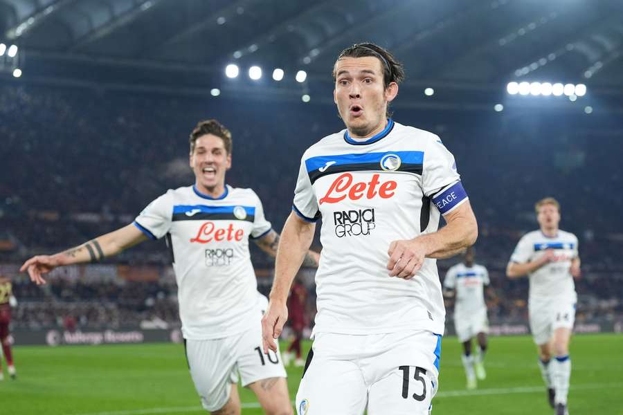 Marten de Roon celebra el gol del Atalanta contra el Roma