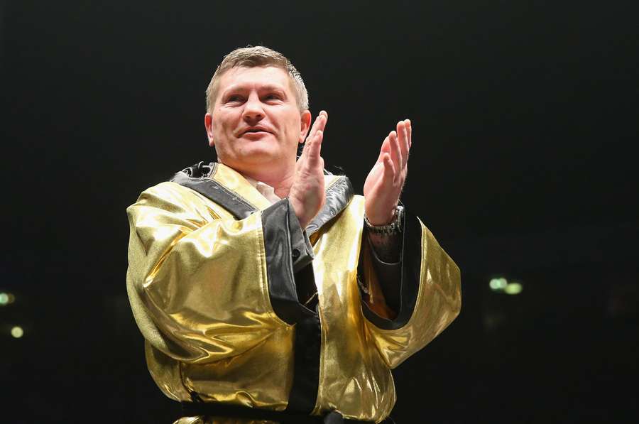 O antigo campeão mundial de boxe Ricky Hatton foi encontrado morto na sua casa em Hyde, no noroeste de Inglaterra, no domingo