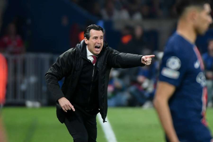 El técnico del Aston Villa, Emery, se muestra optimista pese a la derrota en París
