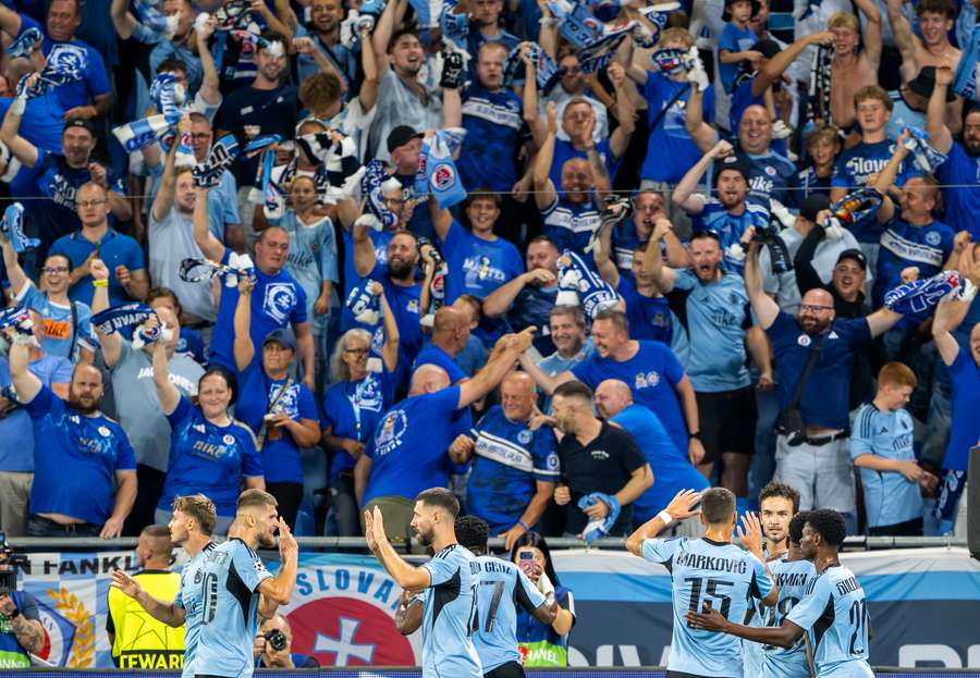 Slovan sa môže podporiť na výdatnú podporu fanúšikov. Slovan sa môže podporiť na výdatnú podporu fanúšikov.