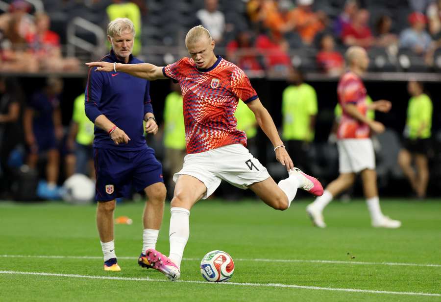 Haaland calcia in allenamento