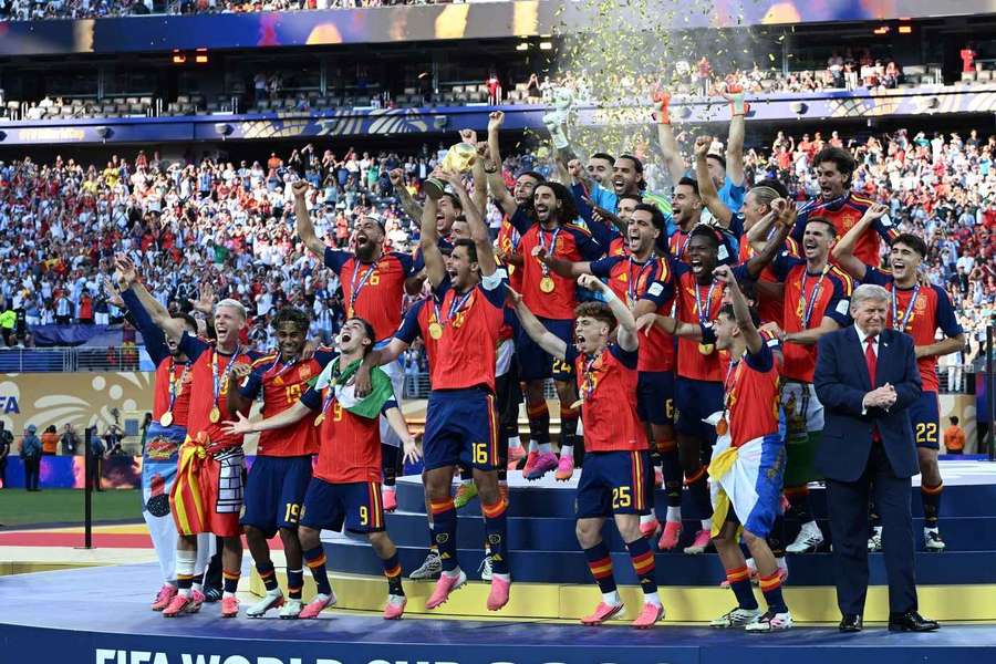 Trump iese în evidență alături de campionii mondiali spanioli, în ciuda huiduielilor