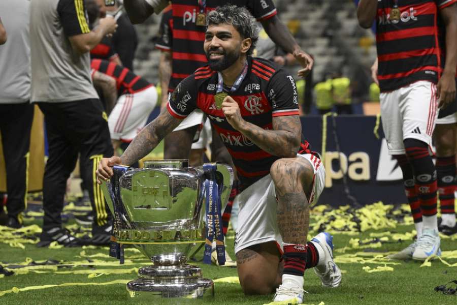 Gabriel Barbosa com a taça da Copa do Brasil no último domingo (10)