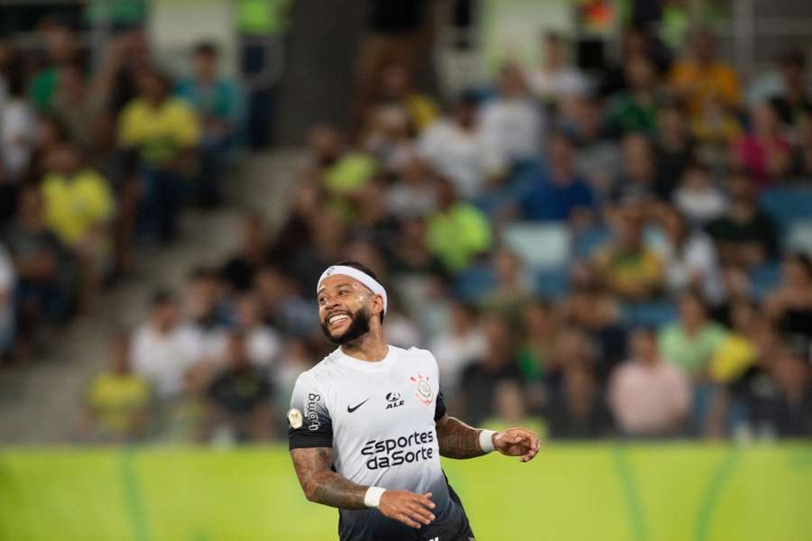 Depay anotou seu segundo gol com a camisa do Corinthians