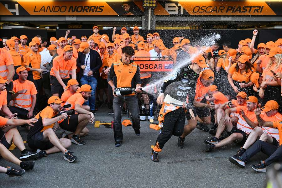 Lando Norris verpasst Sieger Oscar Piastri eine Champagnerdusche.