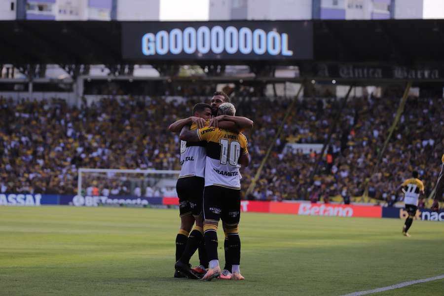 Criciúma venceu diante da sua torcida Criciúma venceu diante da sua torcida