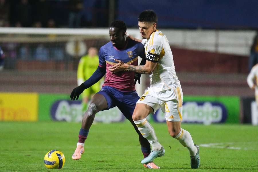 Silvério tenta roubar a bola a um adversário