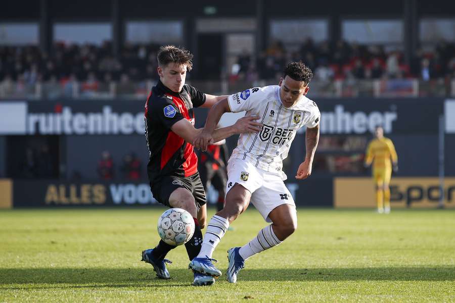 Stije Resink van Almere City in duel met Million Manhoef van Vitesse