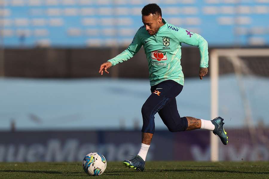 Neymar durante treino da Seleção Brasileira em Montevidéu