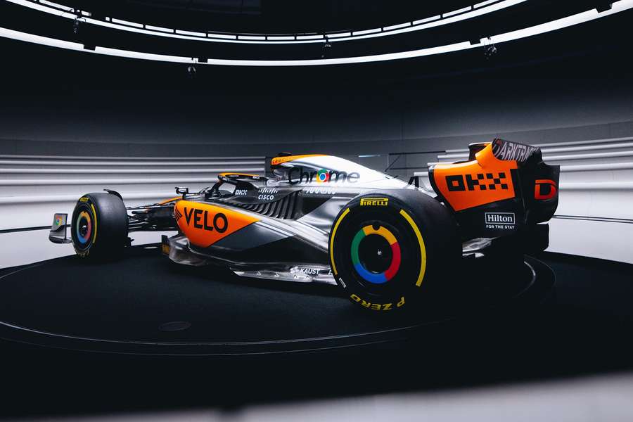 McLaren odjede závod na domácí trati ve speciálním chromovaném kabátě.