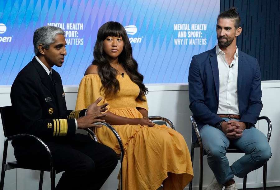 Naomi Osaka y Michael Phelps dialogan.