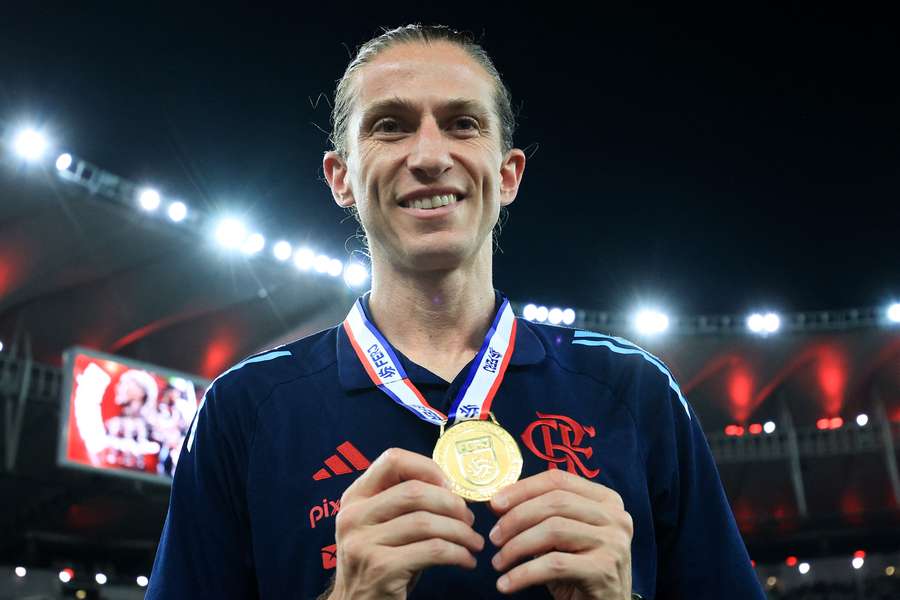 Filipe Luís com a medalha de campeão carioca Filipe Luís com a medalha de campeão carioca