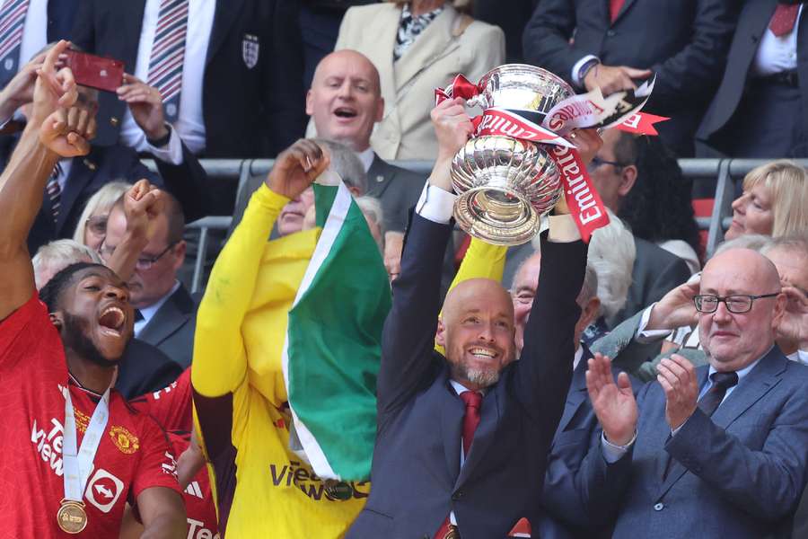 Erik ten Hag lifts the FA Cup alongside his players