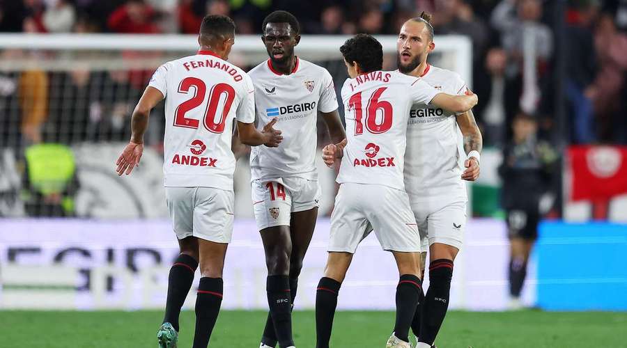 Gudelj celebra con sus compañeros su golazo