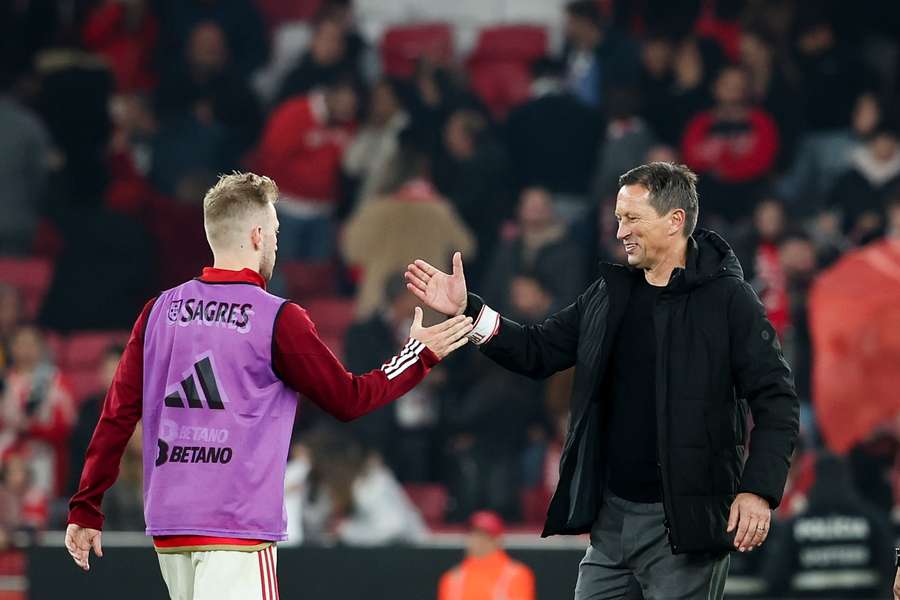 Roger Schmidt, treinador do Benfica, com Tengstedt no final do jogo