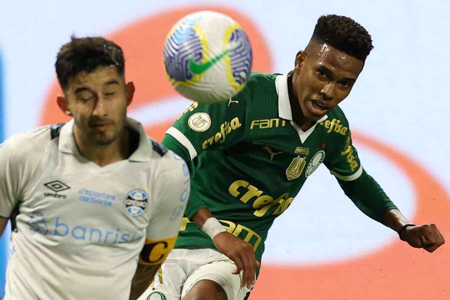 Estêvão assumiu a artilharia isolada do Brasileirão, com 12 gols