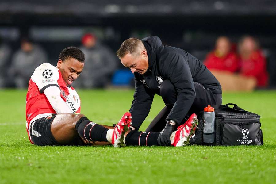 Quinten Timber de la Feyenoord a suferit o accidentare de final de sezon în prima manșă cu AC Milan Quinten Timber de la Feyenoord a suferit o accidentare de final de sezon în prima manșă cu AC Milan