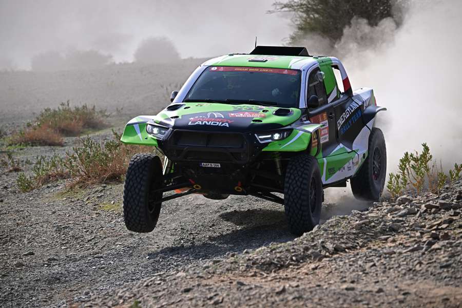 Eryk Goczał i polski pilot Szymon Gospodarczyk podczas 2. etapu 48. edycji Rajdu Dakar. Eryk Goczał i polski pilot Szymon Gospodarczyk podczas 2. etapu 48. edycji Rajdu Dakar.