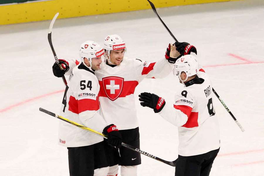 Ken Jäger (m.) jubelt nach dem Tor zum 3:1.