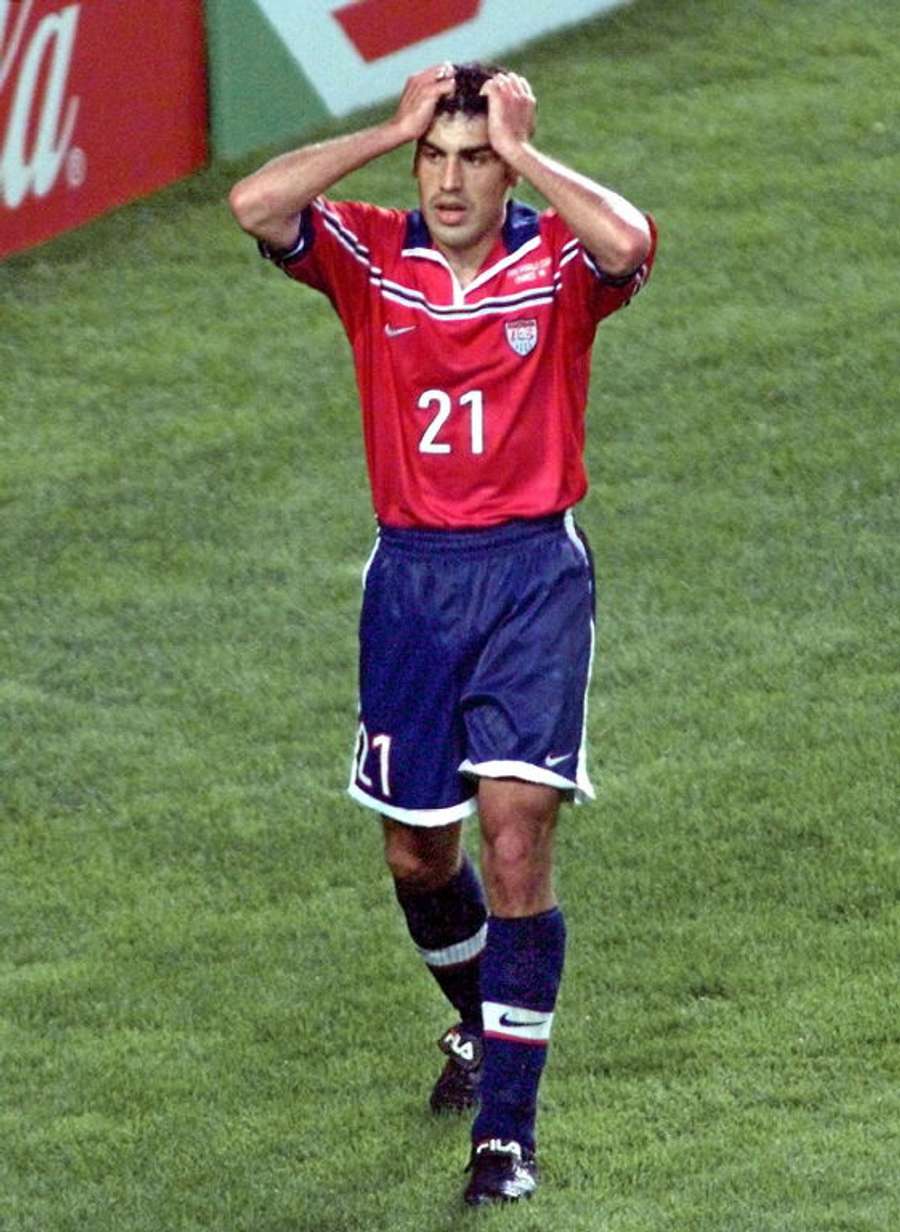 O meio-campista Claudio Reyna lamenta a derrota dos Estados Unidos para a Alemanha por 2 a 0 na Copa de 1998