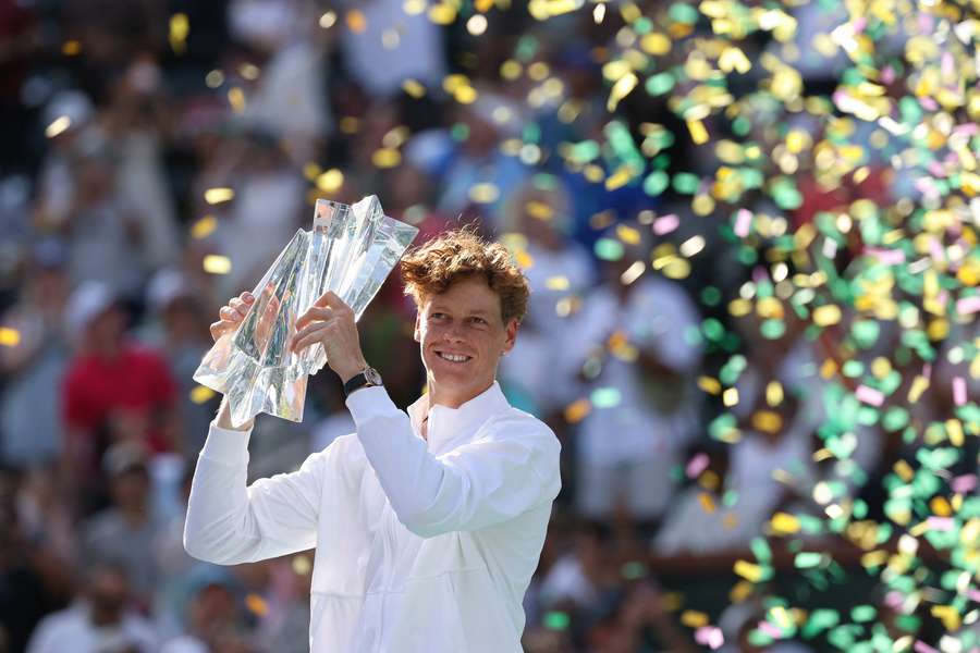 Jannik Sinner feiert den Titelgewinn in Indian Wells.