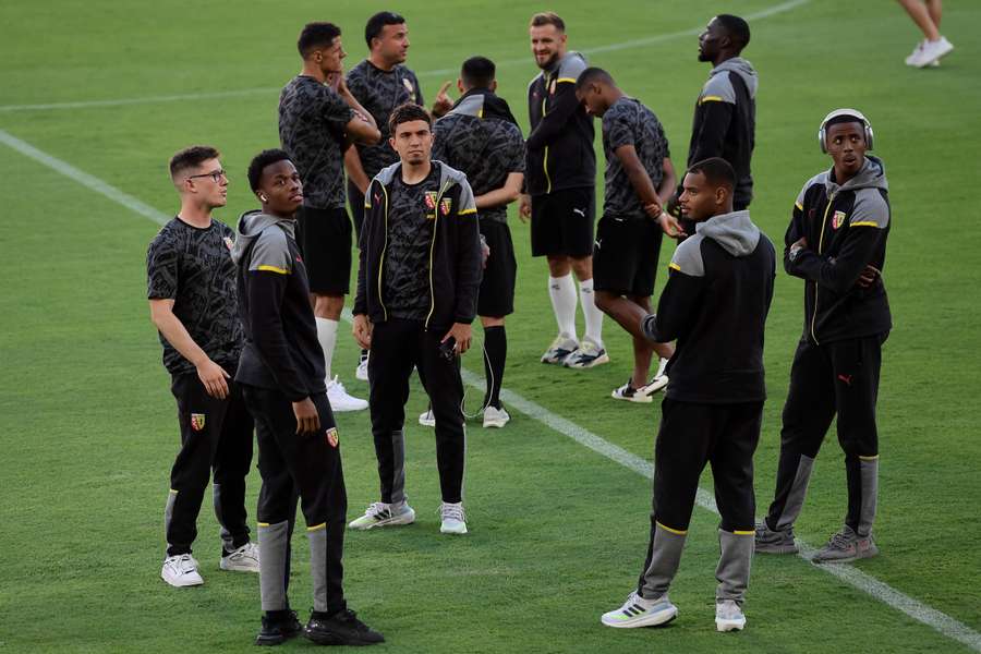 Les joueurs du RC Lens sur la pelouse du Sanchez Pizjuan.