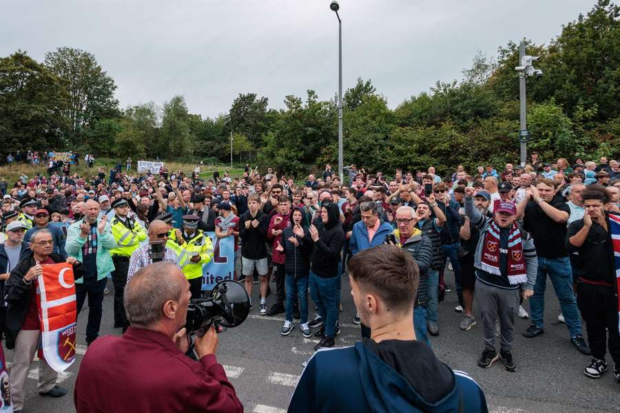 Sullivan fiancée blasts protesting West Ham fans: Be careful what you wish for Sullivan fiancée blasts protesting West Ham fans: Be careful what you wish for