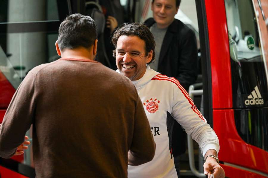 Owen Hargreaves (ao centro) no jogo de despedida de Claudio Pizarro