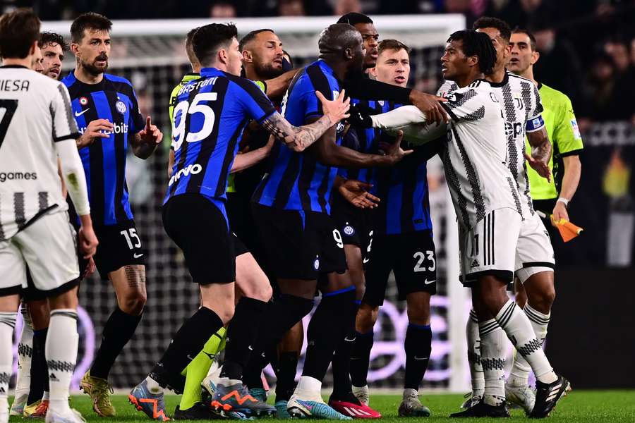 Juventus, Inter e AC Milan vão ser expulsos da Serie A