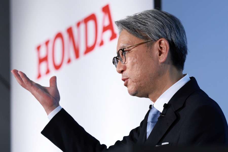 Honda president Toshihiro Mibe tijdens een persconferentie op 26 april