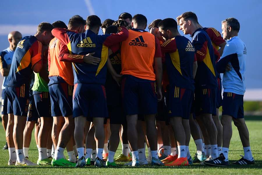 Los jugadores españoles hacen piña en el entrenamiento de cara al partido ante Portugal.