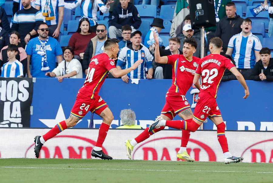 Hráči Getafe slaví gól proti Espanyolu.