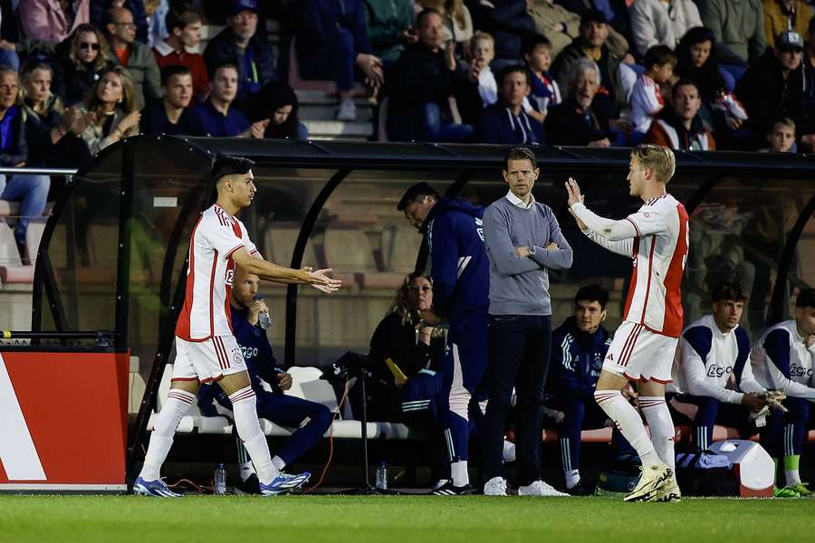 Emre Ünüvar (L) werd in mei de jongste debutant ooit voor Jong Ajax