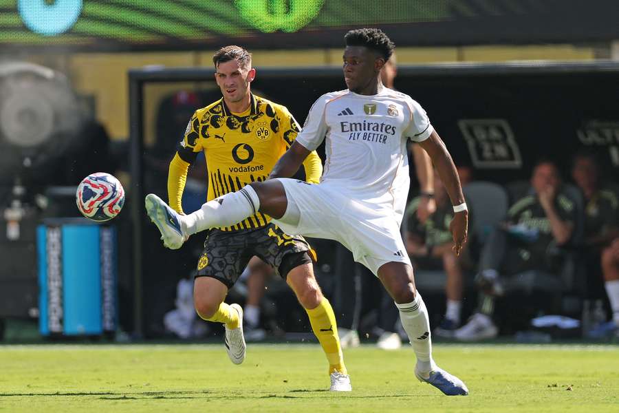 Tchouaméni, cortando un balón durante el partido ante el Dortmund