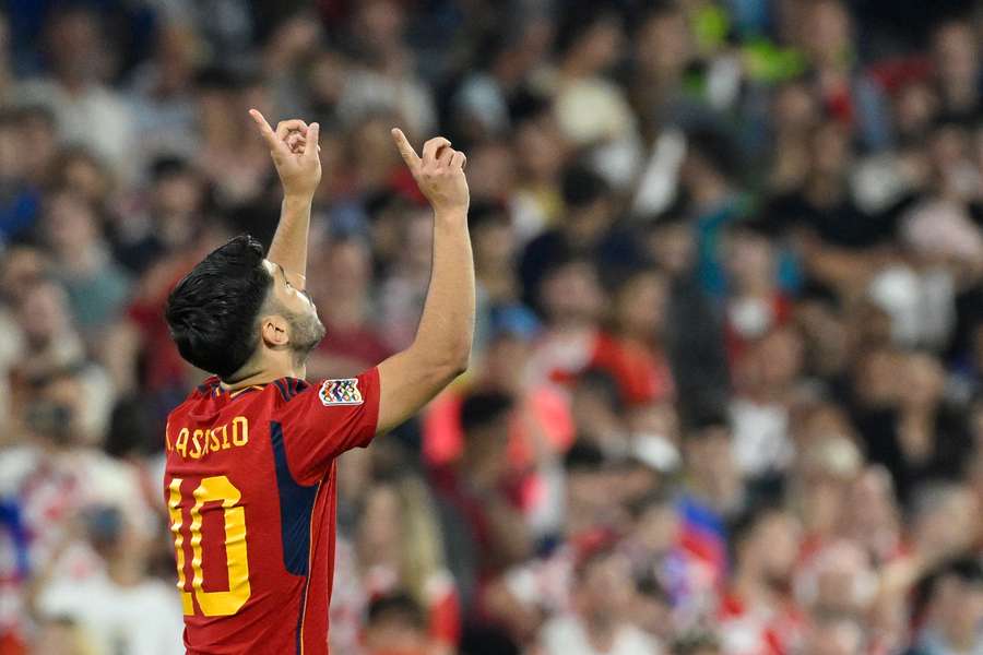 Asensio celebra un gol con España