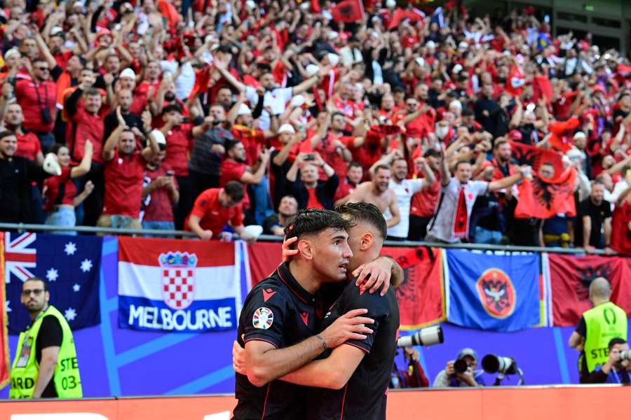 Qazim Laci slaví gól, kterým otevřel skóre zápasu s Chorvatskem.